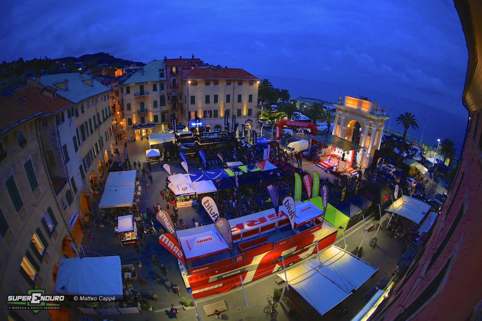 La piazza Vittorio Emanuele II si colora e si anima con i truck e gli stand di alcune delle aziende più note al mondo