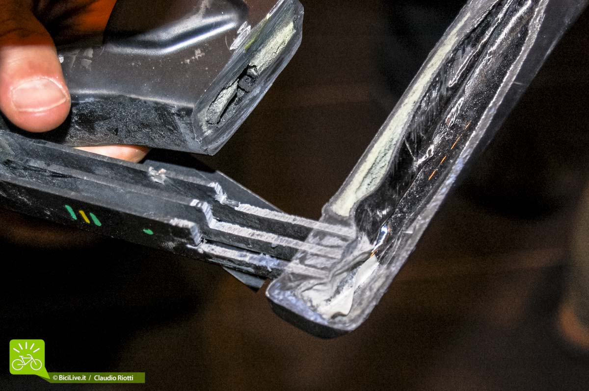 Lo spaccato di una forcella Lauf: le lamine in fibra di vetro sono annegate nel carbonio con una resina speciale