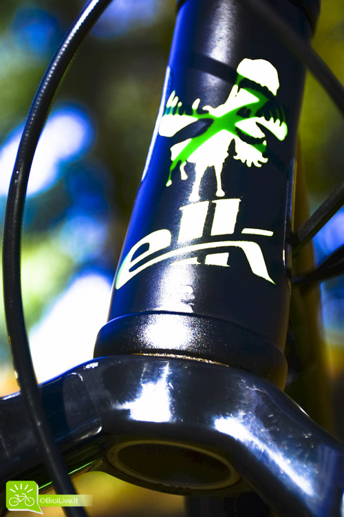 Il massiccio tubo sterzo del Clog è abbellito dal marchio ELK Cycles: grafica azzeccata e "evocativa".