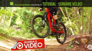 foto di un rider che curva in mtb