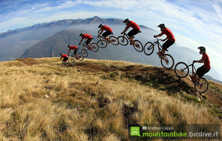sequenza di un biker mentre prova un salto con la mountain bike