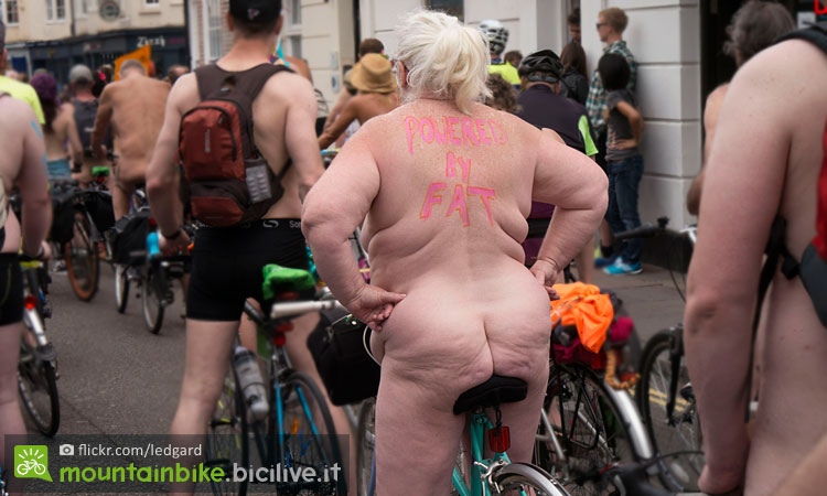 donna grassa in bicicletta