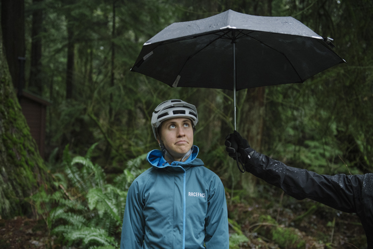 ALN il volto femminile del Rocky Mountain Race Face Enduro Team sotto a un ombrello
