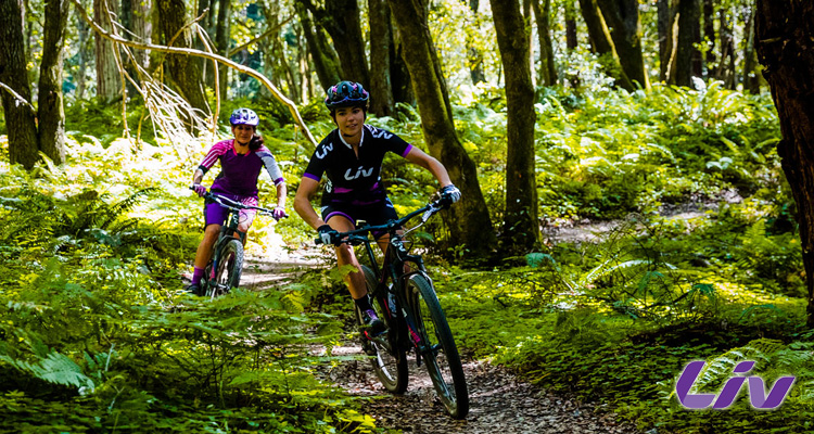 Due donne nel bosco in sella a mountain bike Liv gamma 2019