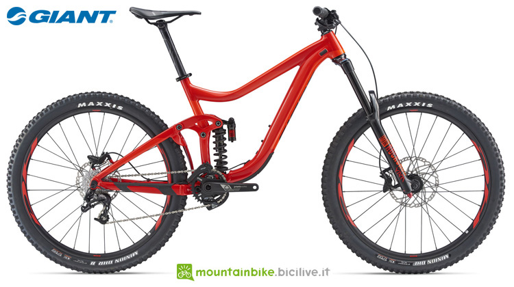 Una mountain bike full suspended Giant Reign SX 2