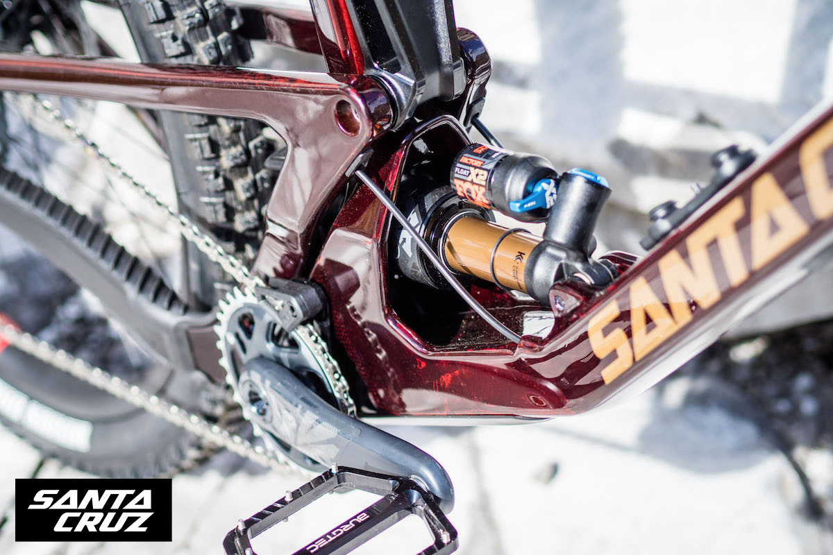 Il dettaglio dell'ammortizzatore posteriore delle nuove mountain bike Santa Cruz Nomad 5 2021