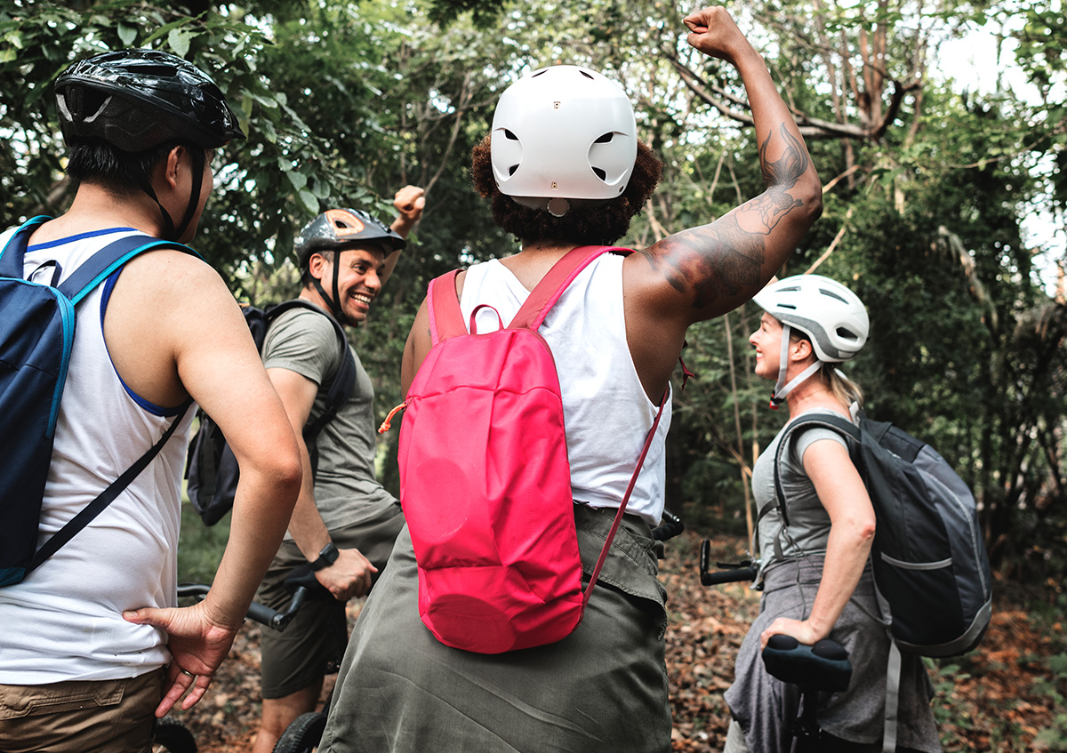 Un gruppo di mountainbikers si prepara a fare un giro nei boschi insieme