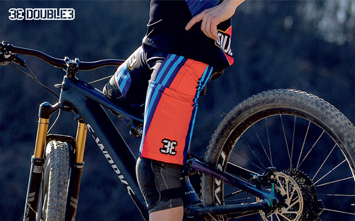 Uno scatto dei pantaloncini tecnici per rider mountainbike di Double3