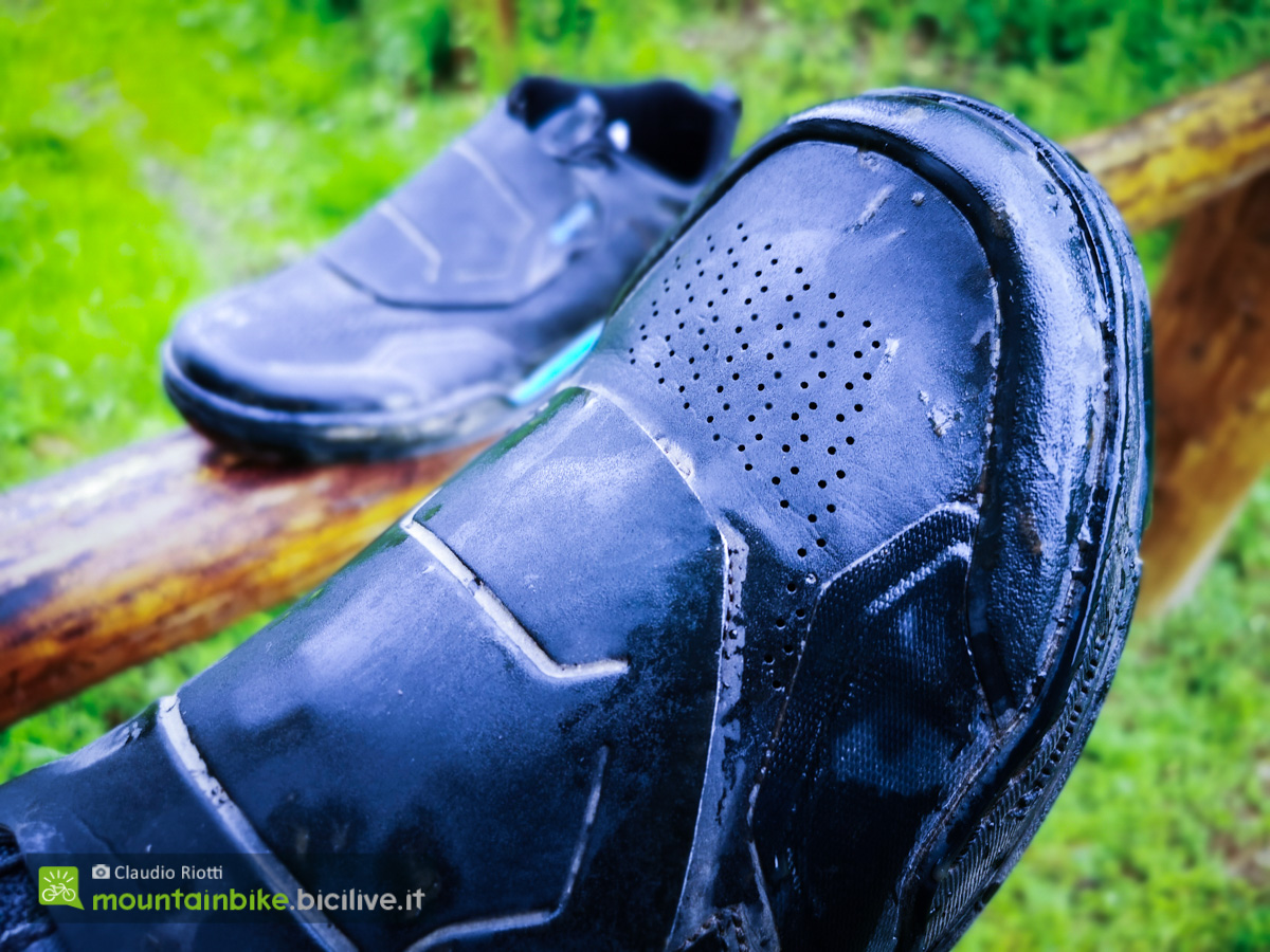 Foto del puntale delle scarpe da bici MTB Shimano GR9