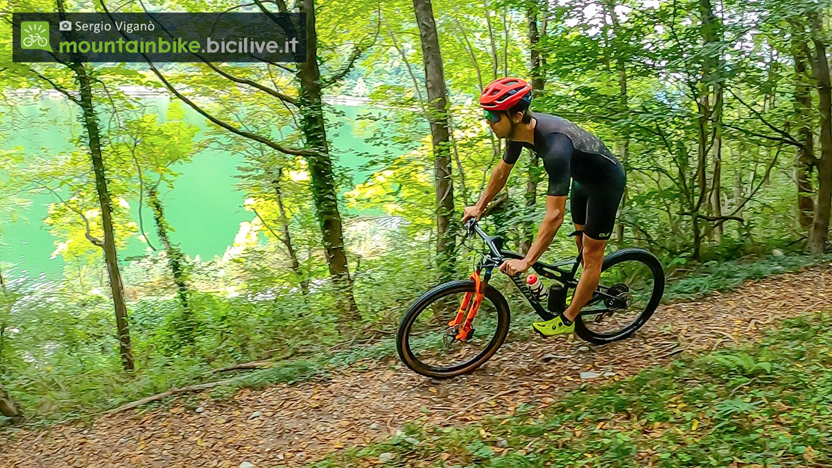 Sergio Viganò pedala in un sentiero nel bosco con una mtb che monta le nuove ruote Miche K4