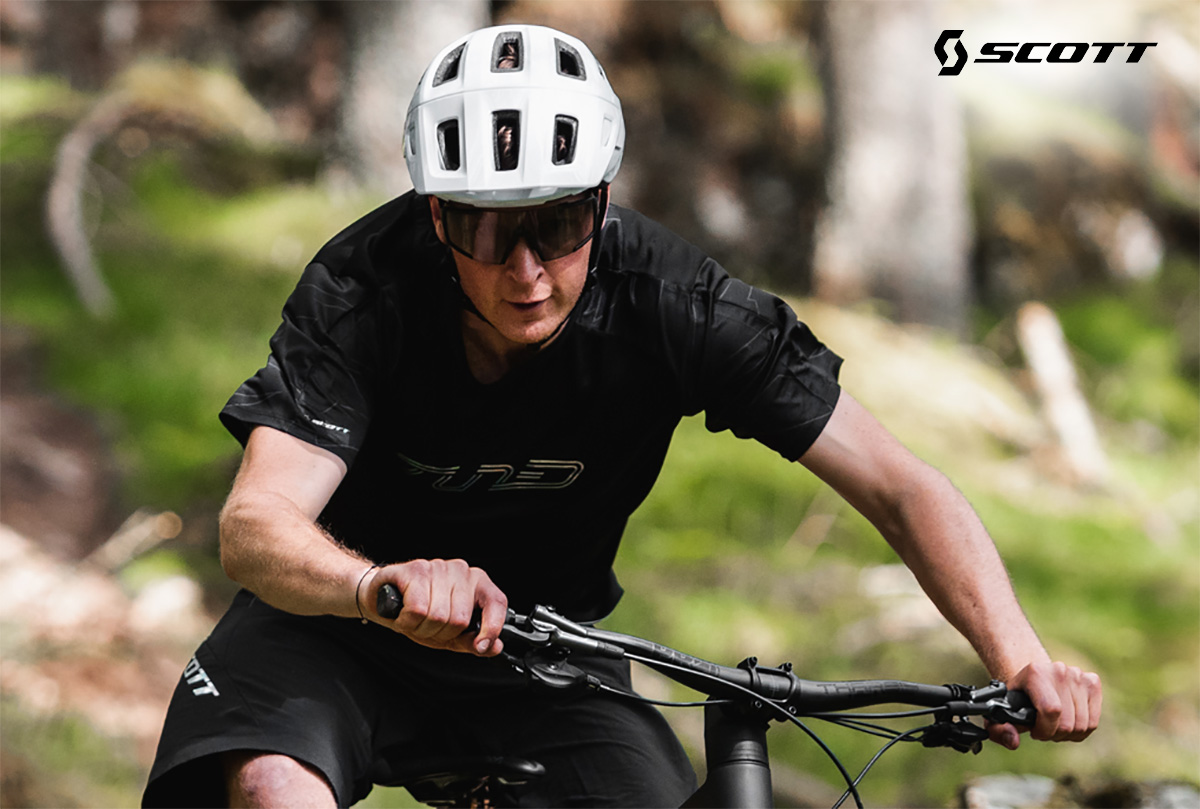 Un rider pedala in mtb indossando il nuovo casco Scott Argo Plus 2022