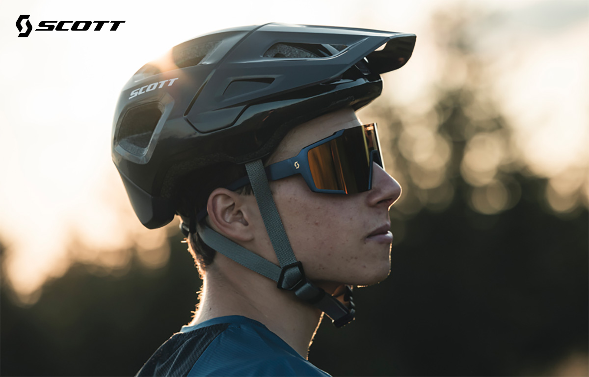 Un rider posa indossando il nuovo casco per mountainbike Scott Argo Plus 2022