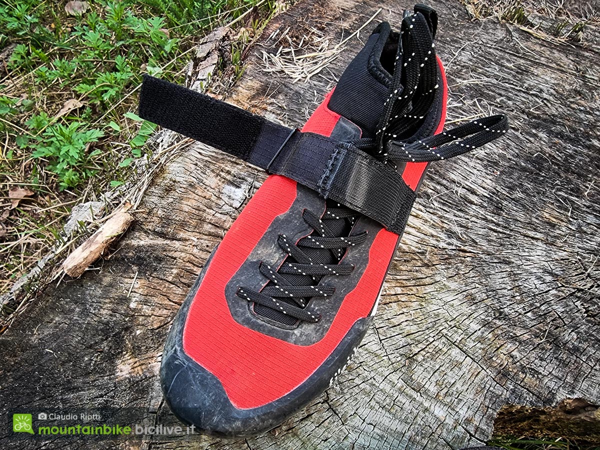 Foto delle scarpe da MTb con sgancio rapido Fizik Tensor e strap