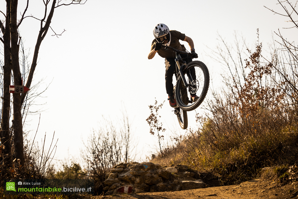 Foto di Claudio Riotti su un salto nel test del casco integrale Dainese Linea 01 su un salto