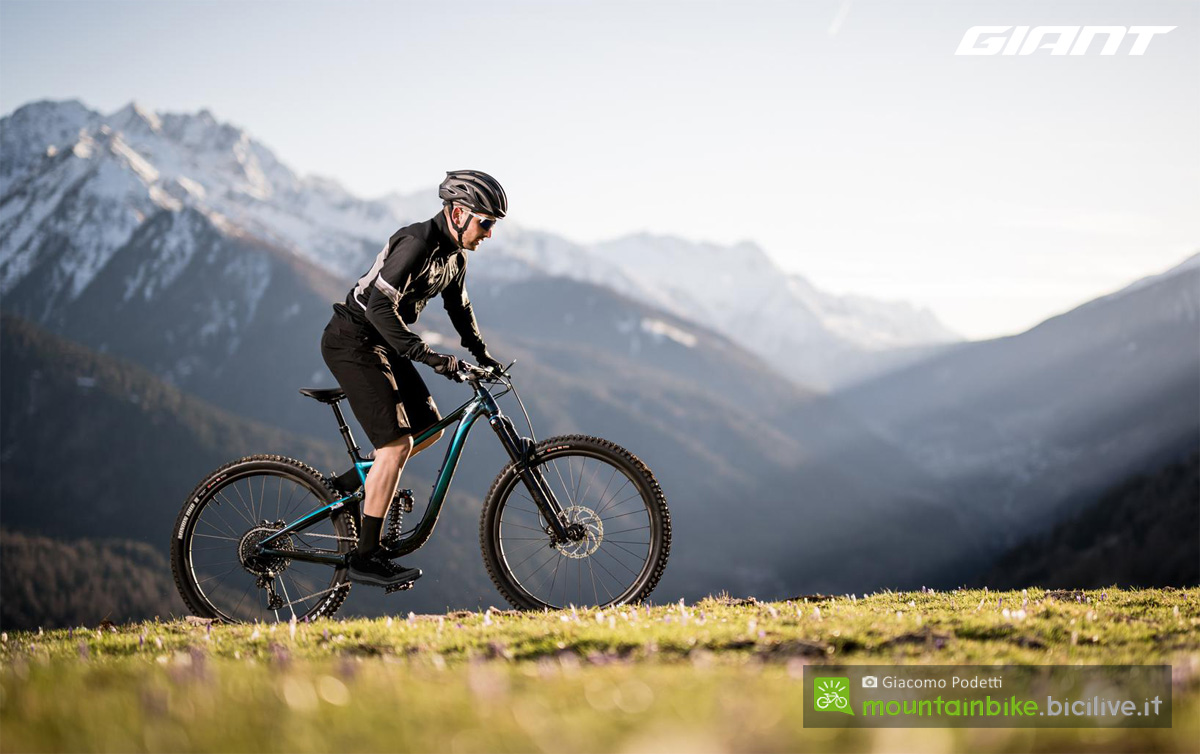 Rider in sella a mountain bike Giant percorre i trail della Val di Sole Bikeland