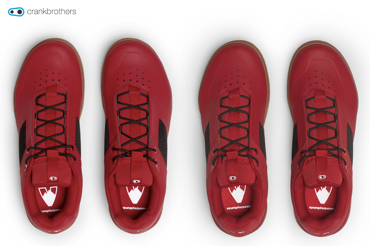 Le nuova scarpe per mtb Crank-Brothers Mallet Lace e Stamp Lace per l'iniziativa Pump for Peace