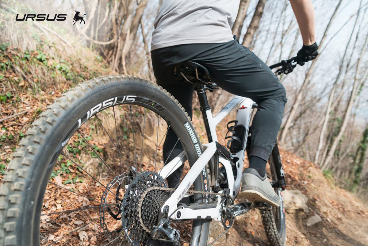 Un rider pedala nel bosco con la sua mtb che monta le nuove ruote Ursus Cliff 2022
