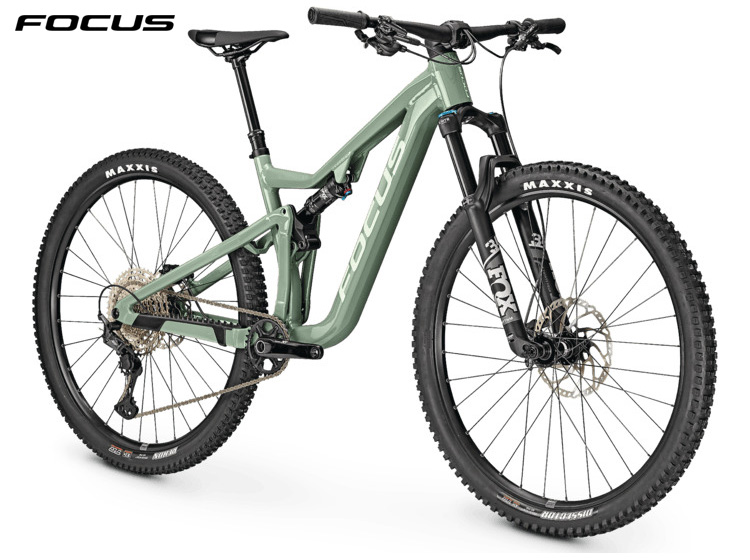 La mountain bike Focus Thron 6.9 2022 in colorazione Mineral Green vista frontalmente
