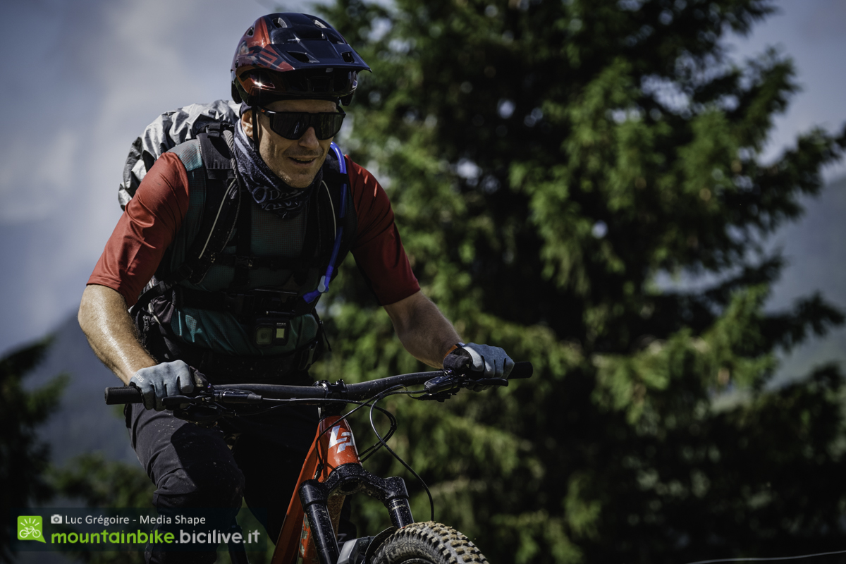 Foto di Claudio Riotti in salita su una mountain bike Lapierre Spicy Cf Team 2022