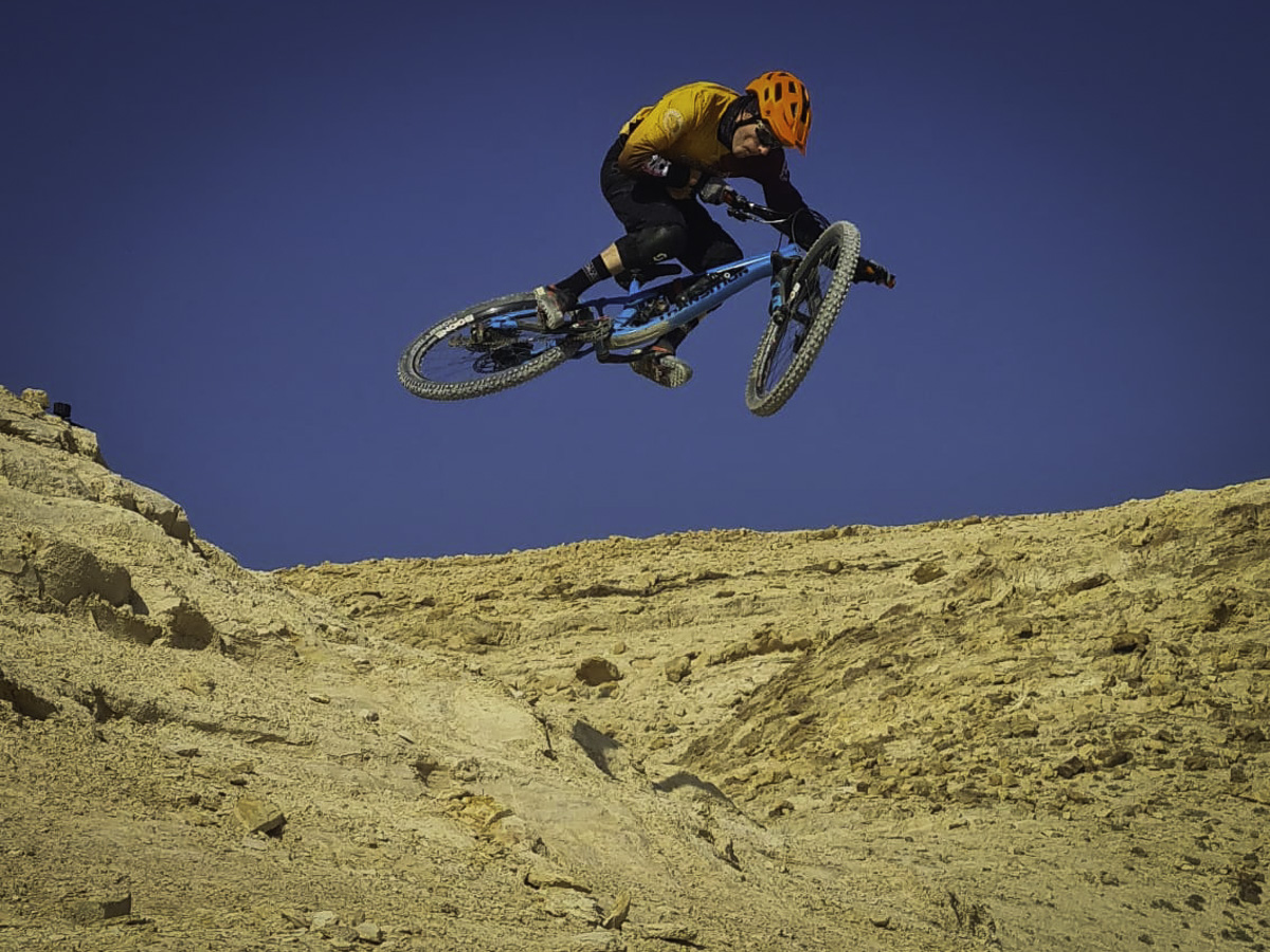 Foto di Claudio Riotti durante il test delle protezioni Scott in Israele in un salto