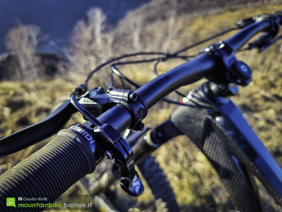 Foto della mountain bike da enduro Pedroni Mate e del manubrio