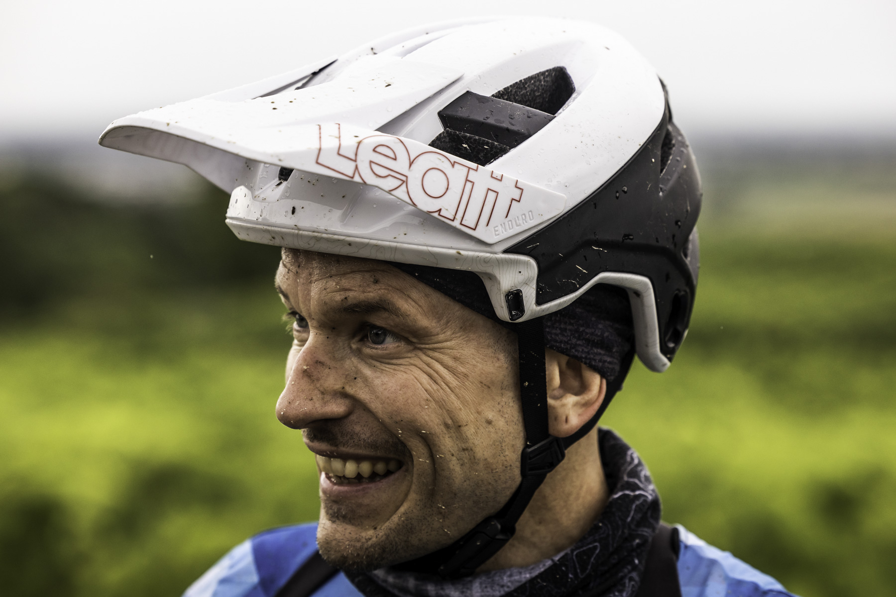 Foto di Claudio Riotti durante il test del casco Leatt Enduro 3.0 nel fango