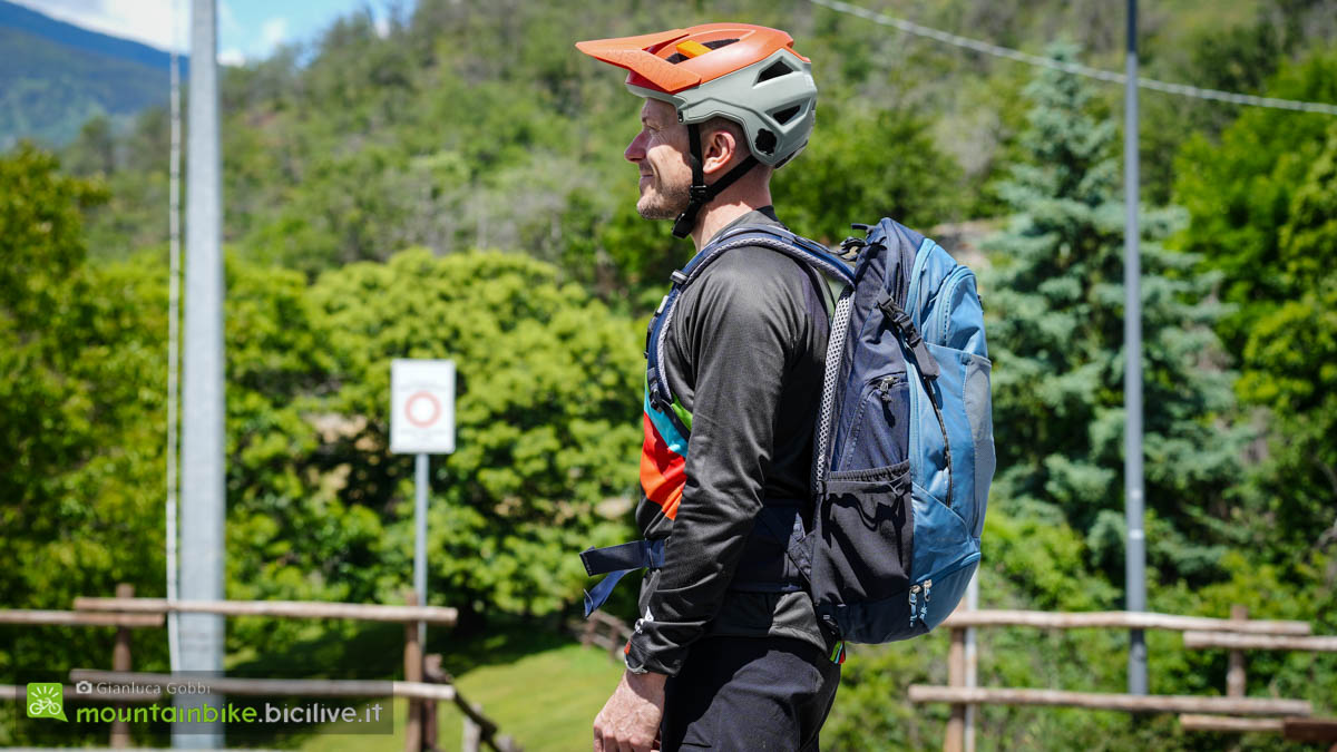 Foto di Claudio Riotti durante il test dello zaino Deuter Trans Alpine 30.