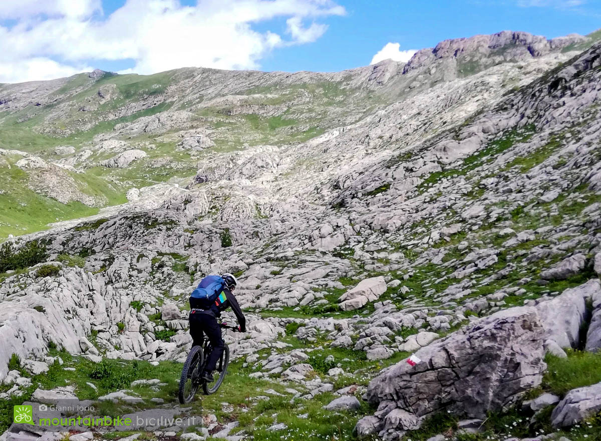 Foto di Claudio Riotti durante il test dello zaino Deuter Trans Alpine 30 sulla Via del Sale.