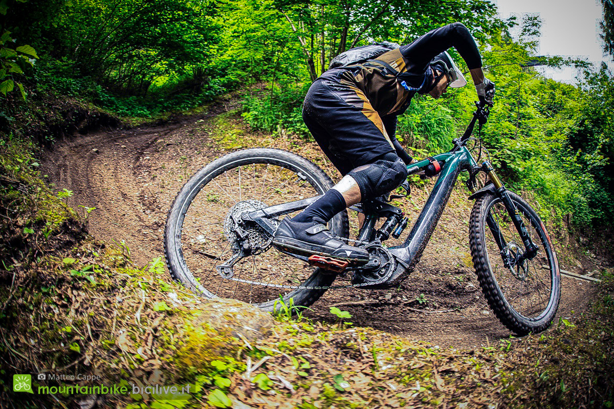 Foto di Claudio Riotti durante il test delle scarpe Dainese Acto Pro in Val di Sole.