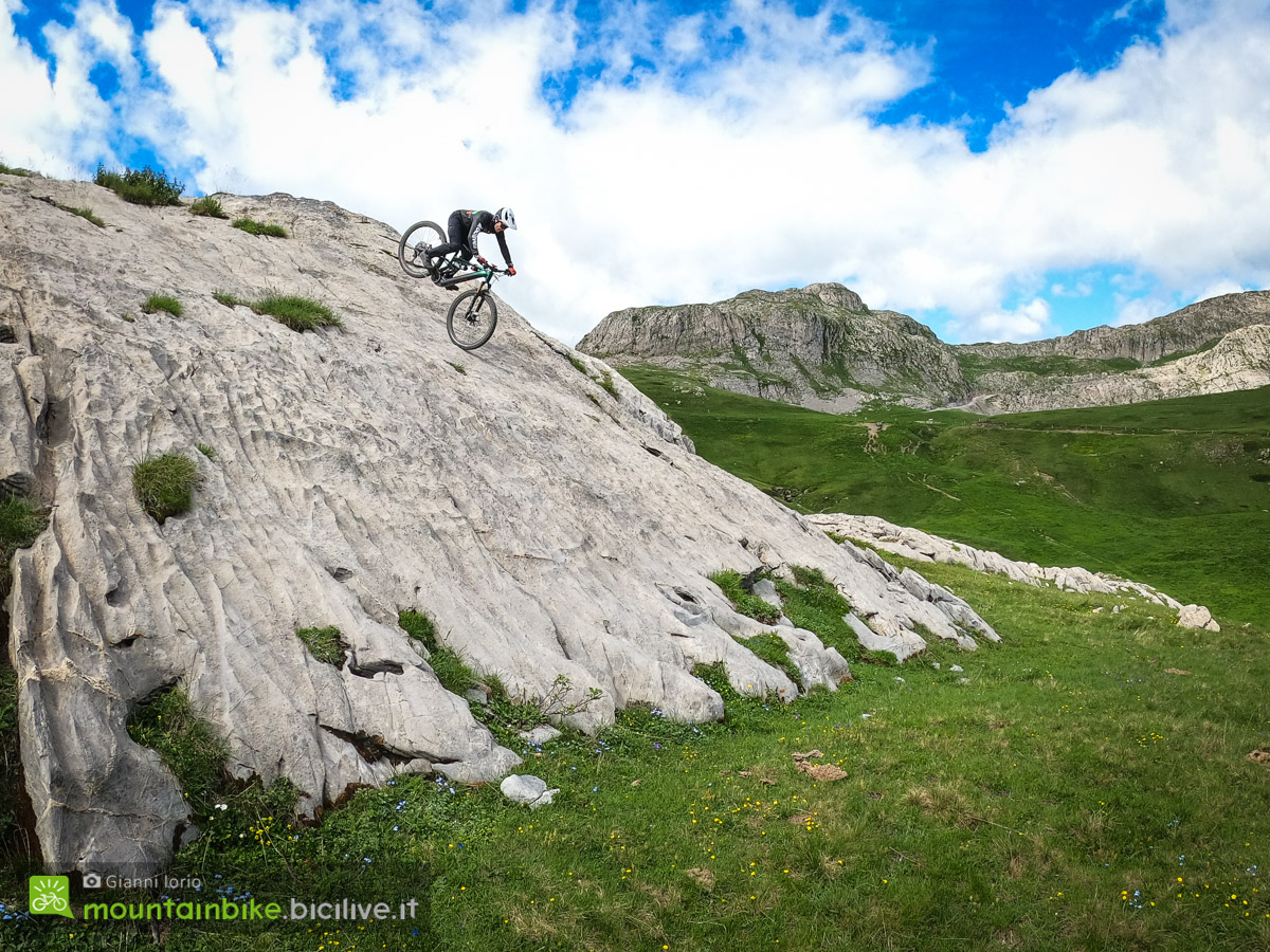 Foto di Claudio Riotti durante il test dei pneumatici Schwalbe Albert Gravity da MTB DH ed enduro sulla Via del Sale