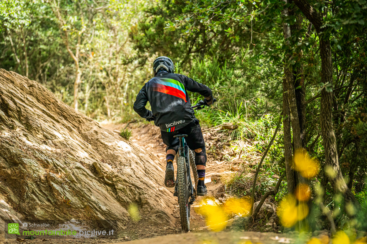 Foto di Claudio Riotti durante il test dei pneumatici Schwalbe Albert Gravity da MTB DH ed enduro a Finale Ligure