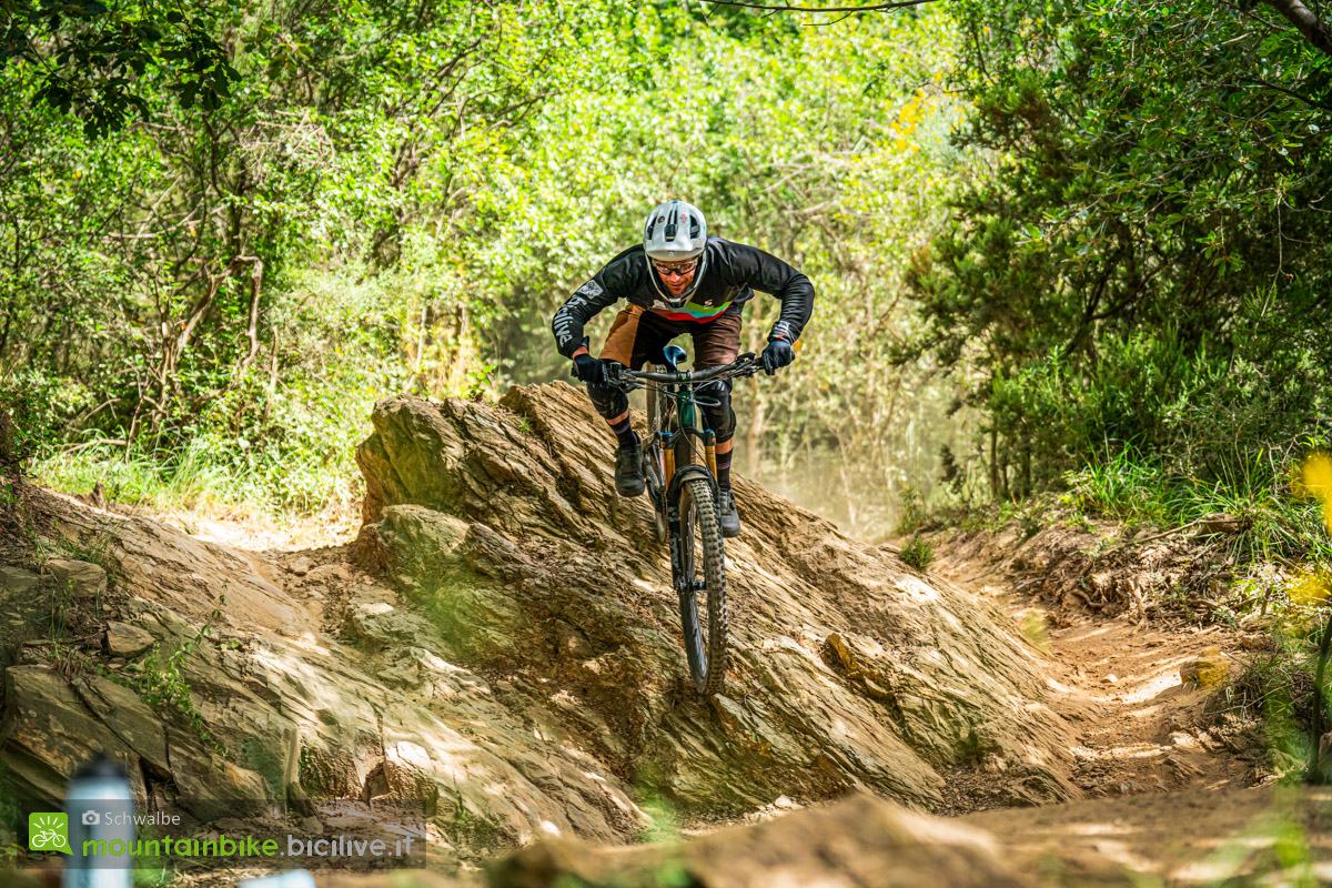 Foto di Claudio Riotti durante il test dei pneumatici Schwalbe Albert Gravity da MTB DH ed enduro a Finale Ligure