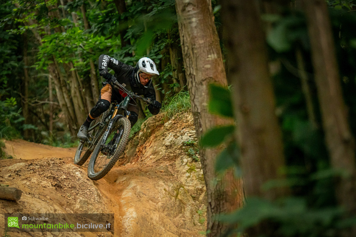 Foto di Claudio Riotti durante il test dei pneumatici Schwalbe Albert Gravity da MTB DH ed enduro a Finale Ligure