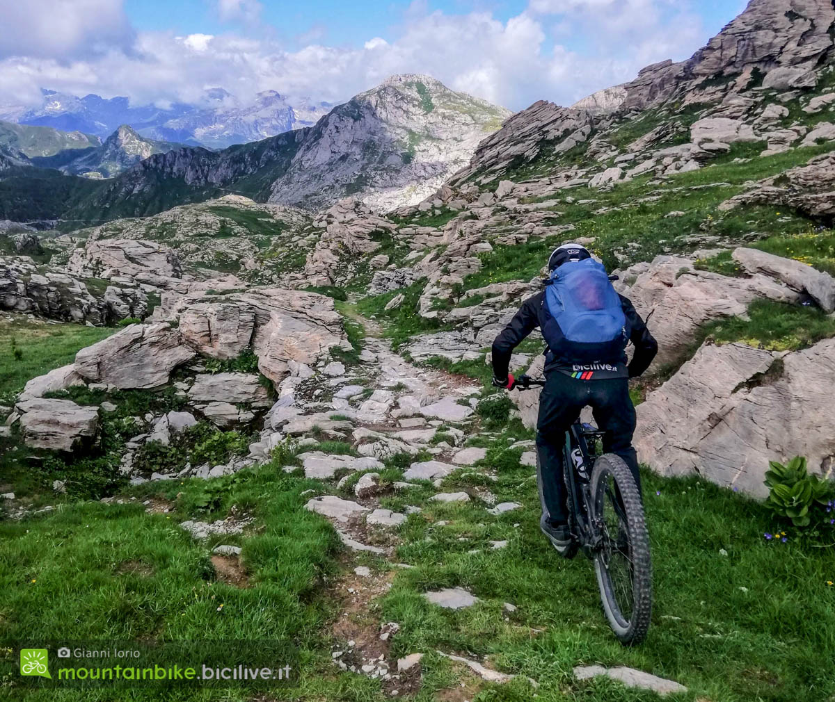 Foto di Claudio Riotti in sella a una e-MTB su un percorso alternativo dell'Alta Via del Sale.