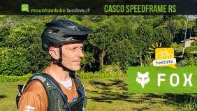 Foto di Claudio Riotti durante il test del casco Fox Speedframe RS da MTB.