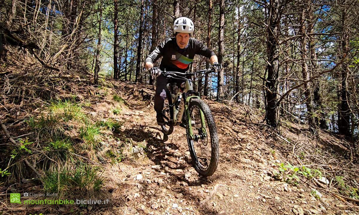 Foto di Claudio Riotti durante il test del pneumatico da MTB di CST chiamato Gravateer, in discesa nel bosco.