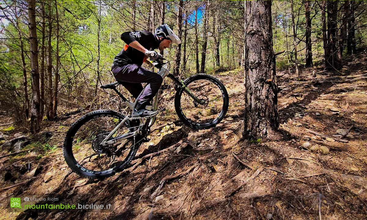 FFoto di Claudio Riotti durante il test del pneumatico da MTB di CST chiamato Gravateer, in salita.
