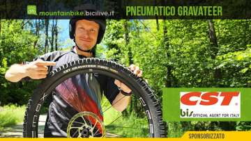 Foto di Claudio Riotti durante il test del pneumatico da MTB di CST chiamato Gravateer.