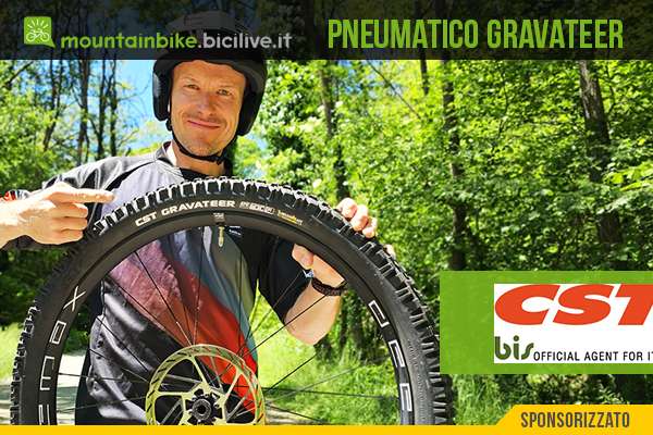 Foto di Claudio Riotti durante il test del pneumatico da MTB di CST chiamato Gravateer.
