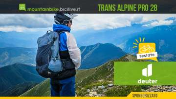 Foto di Claudio Riotti durante il test dello zaino deuter Trans Alpine Pro 28.