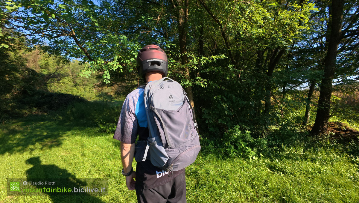 Foto di Claudio Riotti durante il test dello zaino MTB Deuter Trans Alpine PRO in un bosco.