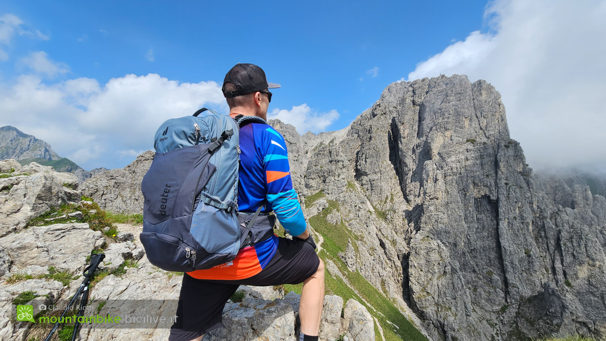 Foto di Claudio Riotti durante il test dello zaino MTB Deuter Trans Alpine PRO sulle Grigne.