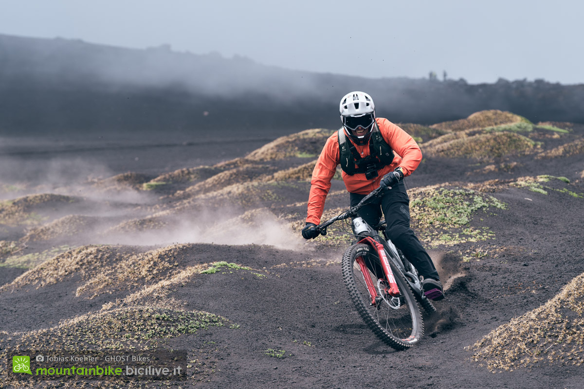 Foto di Claudio Riotti durante il test della MTB GHOST POACHA sul vulcano Etna.