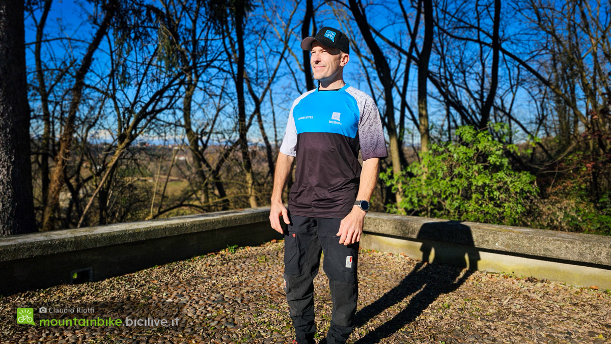 Foto di Claudio Riotti durante il test delle maglie MTB personalizzate Bicilive made by Sportstex.