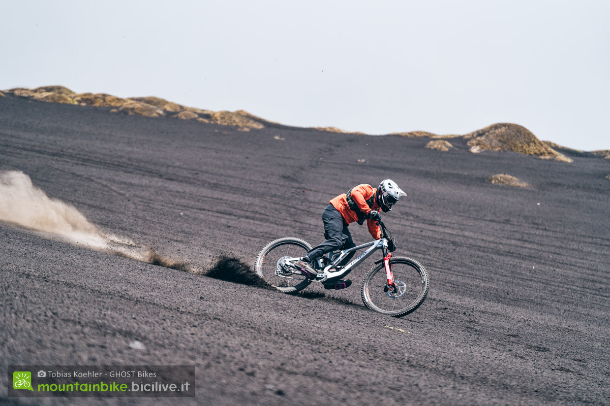Foto di Claudio Riotti durante il test delle Five Ten Freerider PRO BOA sul vulcano Etna.