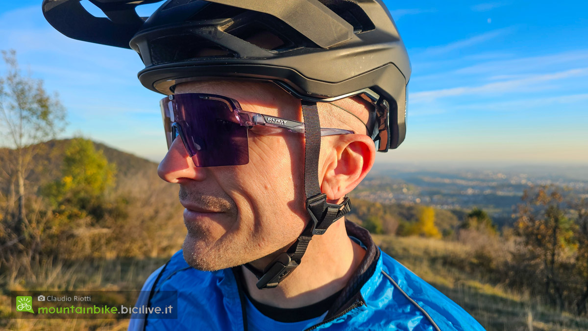 Foto di Claudio Riotti durante il test degli occhiali Rudy project Spinshield Pro.