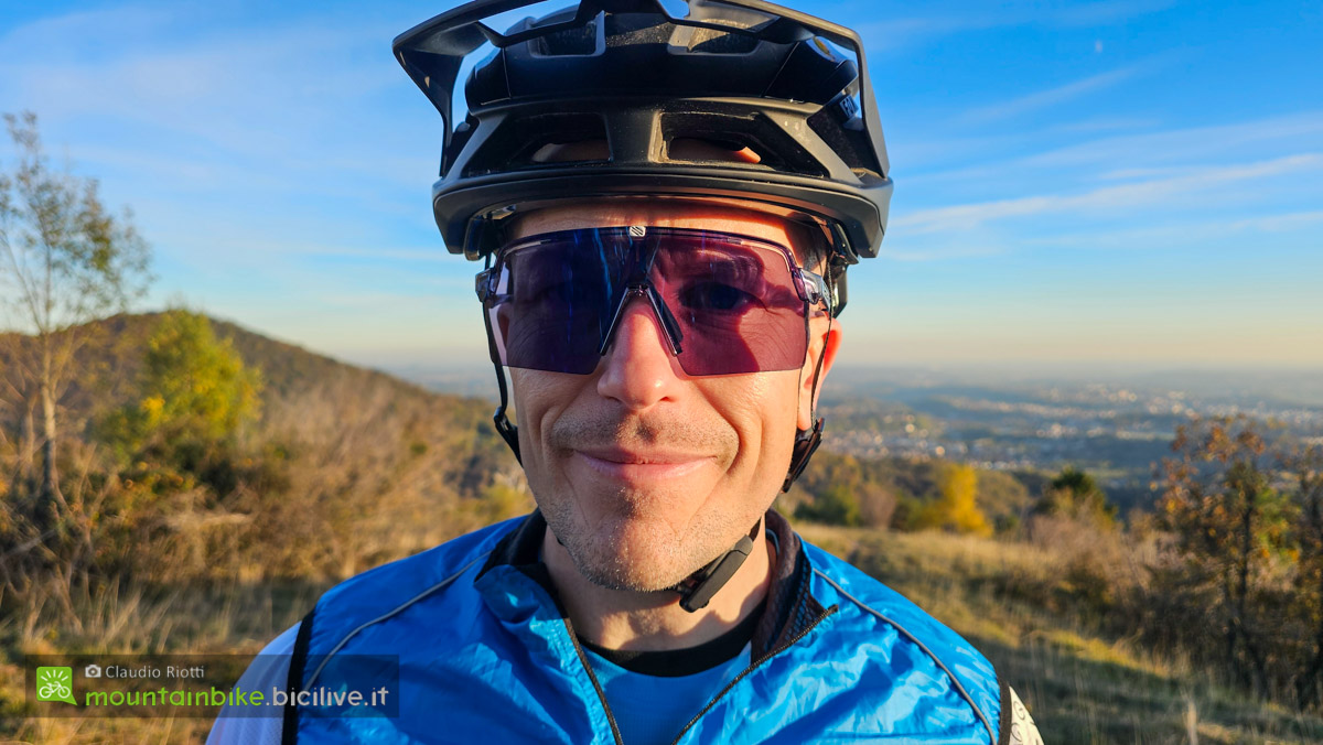 Foto di Claudio Riotti durante il test degli occhiali Rudy project Spinshield Pro.