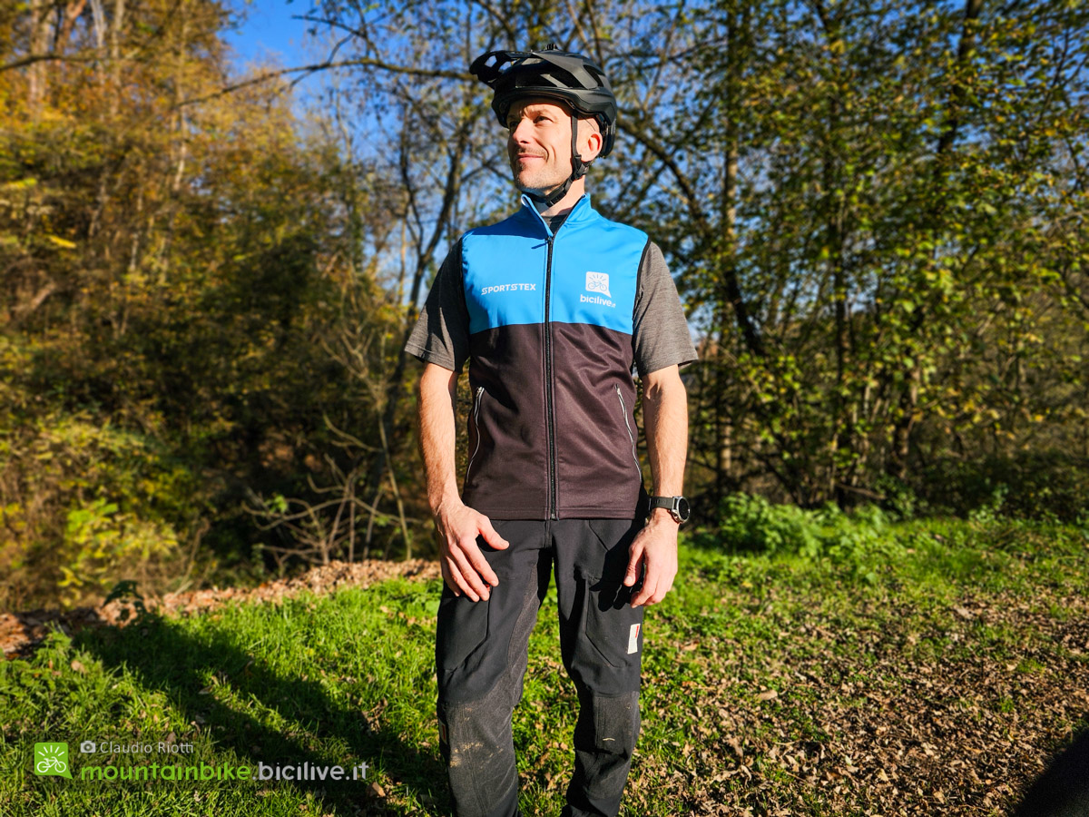 Foto di Claudio Riotti durante il test della giacca e gilet sportstex 2026