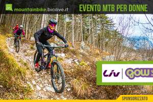 foto di Beatrice Pontalti, redattrice e tester di Bicilive.it, con una bici Liv in un bosco e due ragazze che seguono.