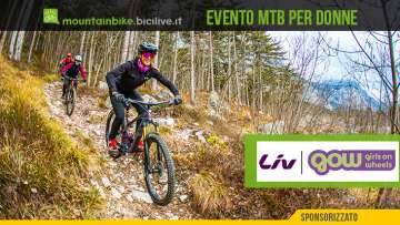 foto di Beatrice Pontalti, redattrice e tester di Bicilive.it, con una bici Liv in un bosco e due ragazze che seguono.